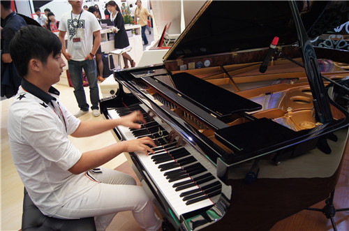 维瓦尔弟钢琴参加2011第三届苏州家具展览会